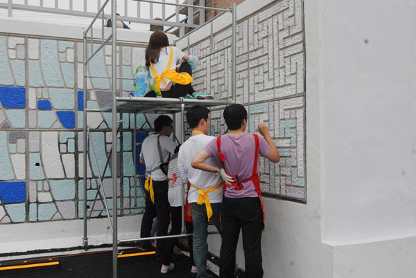 삼성전자 연구원들이 팀별로 지동을 찾아와 벽화작업을 한다 