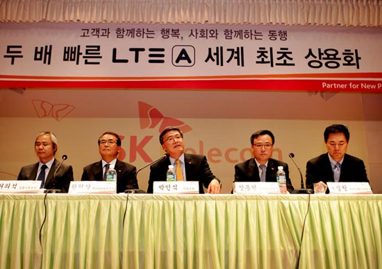 박인식 SK텔레콤 사업총괄 사장(가운데)이 26일 오전 서울 을지로 본사에서 열린 기자간담회에서 LTE-A 서비스 상용화를 발표하고 있다.