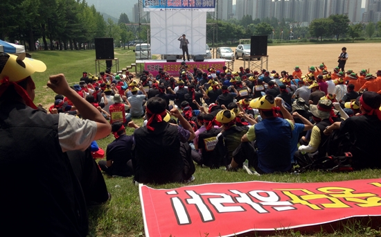 철도노조 조합원 150여 명이 26일 과천 정부청사 앞에서 국토부 철도산업위원회 개최 중단을 요구하는 집회를 가지고 있다. 