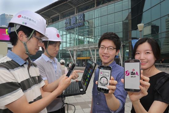 LG유플러스는 26일 오는 7월초부터 서울 수도권 지역을 중심으로 LTE-A 서비스를 시작한다고 발표했다. 사진은 서울역에서 LG유플러스 직원들이 LTE-A 상용화 연동시험을 진행하는 모습