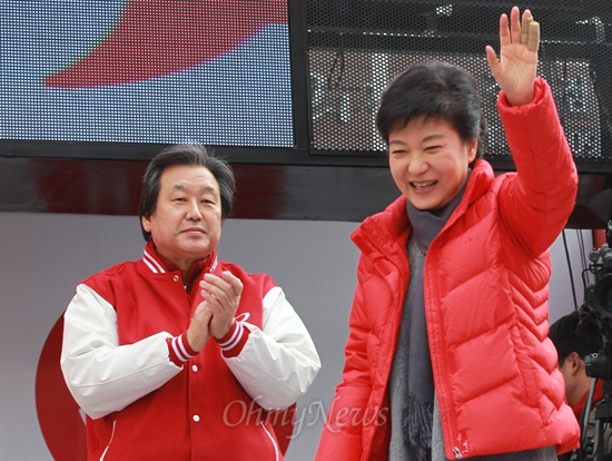 박근혜 새누리당 대선후보가 지난해 11월 30일 오전 부산 사상구 서부버스터미널 유세에서 유권자들에게 지지를 호소하고 있는 가운데, 김무성 총괄선대본부장이 박 후보 뒤에서 이를 지켜보고 있다.