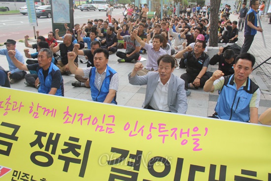  민주노총 경남본부는 26일 저녁 창원 정우상가 앞에서 "생활임금 쟁취 결의대회"를 열었다.