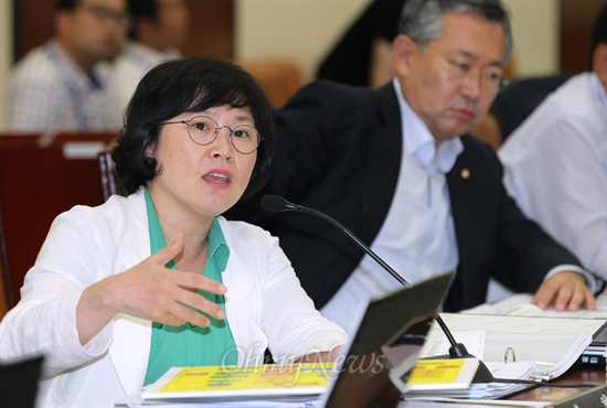 김현 민주당 의원이 26일 국회 안전행정위원회 전체회의에서 질의하고 있다.