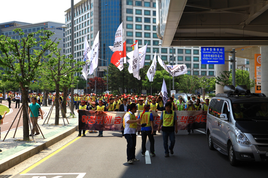 지난 26일 인천국제공항 공공운수노조 비정규직및 용역 직원들이 원청개입 촉구 대회를 마치고 거리행진을 하고있다.