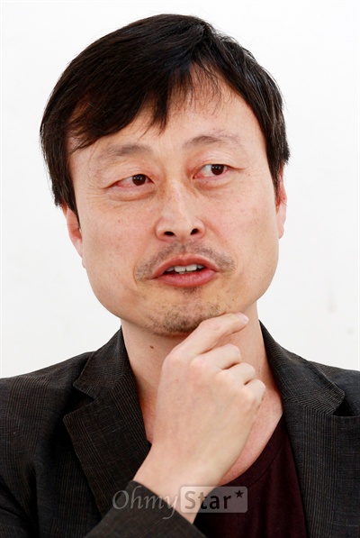 영화<더 웹툰: 예고살인>의 김용균 감독이 21일 오후 서울 팔판동의 한 카페에서 오마이스타와 인터뷰를 하며 작품을 소개하고 있다.