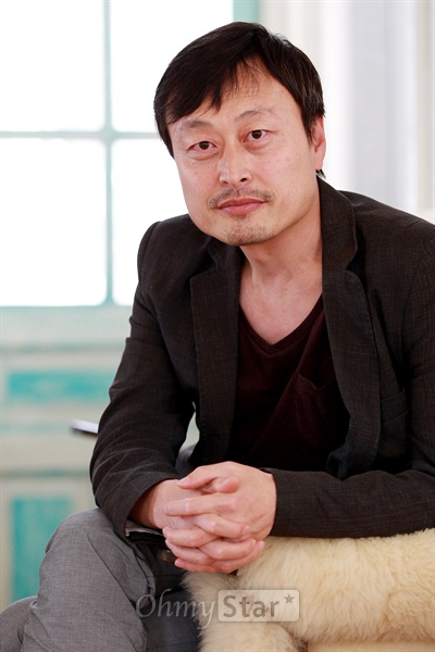  영화<더 웹툰: 예고살인>의 김용균 감독이 21일 오후 서울 팔판동의 한 카페에서 오마이스타와 인터뷰를 마친 뒤 포즈를 취하고 있다.