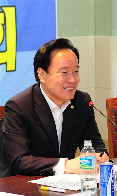 아시아포럼21이 2013년 6월 26일 오후 주최한 정책토론회에서 발언하고 있는 이병석 의원