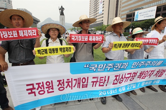 농민 대표자 '국정원 정치개입에 분노' 전국농민회총연맹, 전국여성농민회총연합, 가톨릭농민회 등 소속 농민들이 27일 오후 서울 종로구 광화문광장 이순신동상 앞에서 국정원의 대선개입을 규탄하며 책임자 처벌 및 진상규명을 촉구하고 있다.