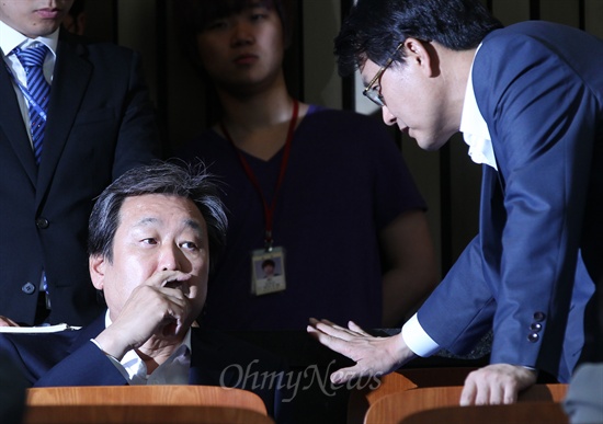 지난 2013년 6월 27일 김무성 당시 새누리당 의원이 국회에서 열린 의원총회에서 윤상현 의원과 얘기를 나누며 입을 가리고 있다.