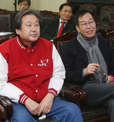 김무성 의원(왼쪽)과 권영세 대사. 사진은 지난해 12월 16일 오후 여의도 당사에서 통합진보당 이정희 대선후보의 사퇴로 박근혜 후보와 민주통합당 문재인 후보 양자 간에 펼쳐진 3차 TV토론을 지켜보는 모습.