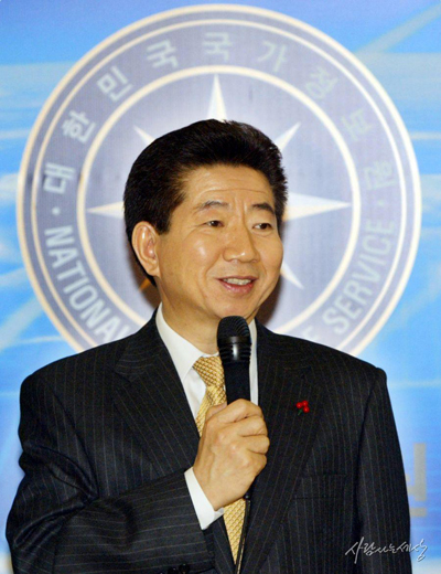 2005년 1월 20일 국정원을 방문, 직원들과 함께한 오찬간담회에서 발언하고 있는 노무현 전 대통령.