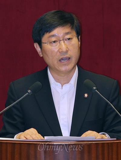 박범계 민주당 의원이 27일 국회에서 열린 본회의에서 신상발언을 통해 "김무성 의원과 권영세 전 실장 발언은 남북정상회담 대화록을 읽지 않고서는 할 수 없는 일"이라고 강조하고 있다.