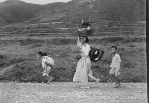 포화에 쫓기는 피난민 가족(경북 영덕, 1950. 7. 29.)