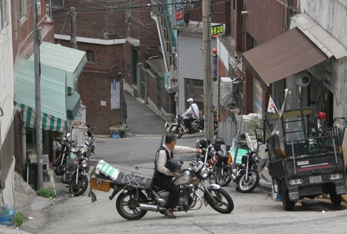  창신동 봉제거리에 오토바이가 쉴 새 없이 달린다.