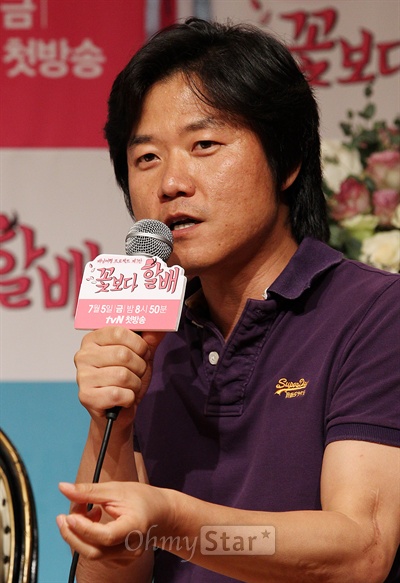  28일 오후 서울 논현동의 한 웨딩홀에서 열린 '배낭여행 프로젝트 제1탄' tvN <꽃보다 할배>제작발표회에서 나영석 PD가 프로그램에 대해 설명하고 있다.
