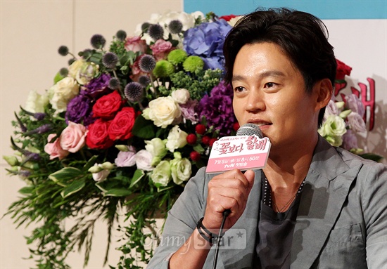  28일 오후 서울 논현동의 한 웨딩홀에서 열린 '배낭여행 프로젝트 제1탄' tvN <꽃보다 할배>제작발표회에서 43세 젊은 피 이서진이 기자들의 질문에 답하고 있다.