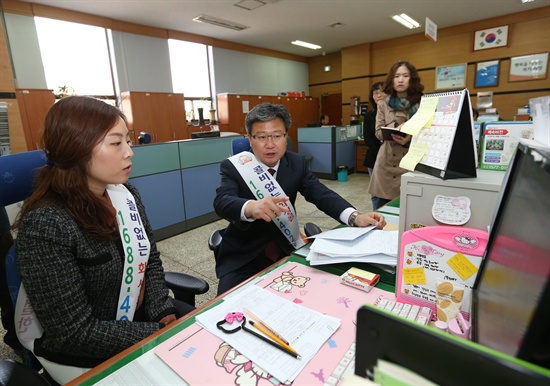 화성시에서 운영하는 콜센터를 방문한 채인석 화성시장