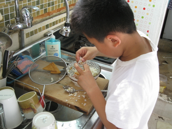 아빠를 위해 유부초밥을 만들고 있는 막둥이