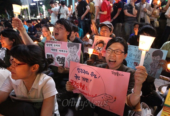 수많은 학생과 시민들이 28일 오후 서울 종로구 동화면세점 앞에서 열린 '국정원 선거개입 규탄 촛불집회'에서 국정원의 대선 개입을 규탄하며 박근혜 대통령의 입장 표명을 촉구하고 있다.
