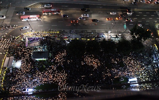 수많은 학생과 시민들이 28일 오후 서울 종로구 동화면세점 앞에서 열린 '국정원 선거개입 규탄 촛불집회'에서 국정원의 대선 개입을 규탄하며 촛불을 밝히고 있다.