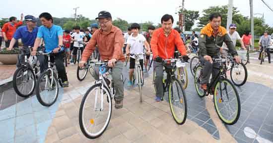 29일 함양읍주민자치위원회와 함양읍사무소는 상림공원에서 “범군민 자전거타기” 행사를 열었다.
