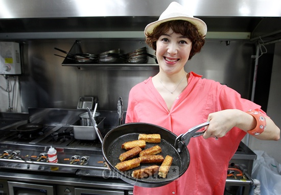  배우 이병헌의 동생이자 미스코리아 출신 모델 이은희가 18일 오후 용인 마이수지에서 간단한 먹을거리를 만든 뒤 보여주고 있다.