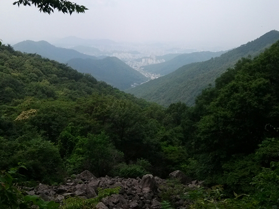 광주를 감싸고 있는 무등산의 모습