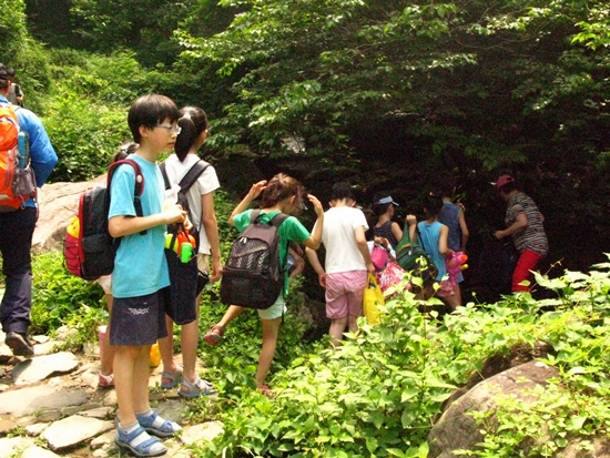 선생님과 무등산 계곡을 찾은 초등학생들.