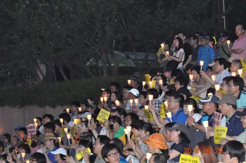 촛불 문화제에 참가한 많은 시민들.