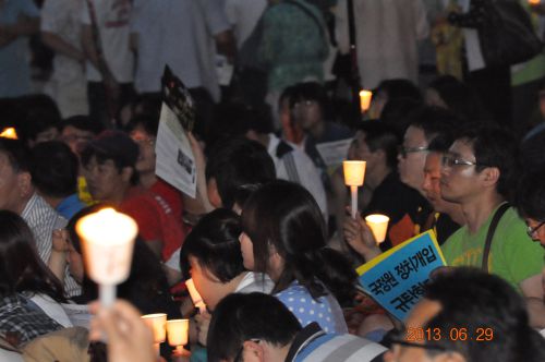 촛불 문화제에 참가한 많은 시민들.