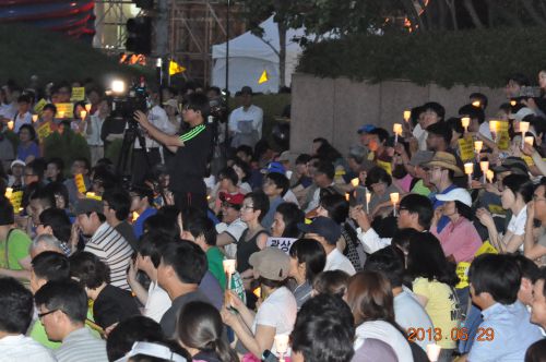 촛불 문화제에 참가중인 많은 시민들.