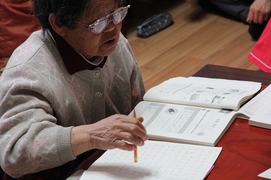  한글교실에서 여든 다섯 최고령 김순애 할머니 