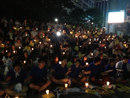 6월 30일 서울 청계광장 인근 파이낸스 센터 앞에서 국정원 대선개입 사태를 규탄하는 촛불문화제가 열리고 있다. 