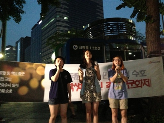 6월 30일 서울 청계광장 인근 파이낸스 센터 앞에서 열린 국정원 대선개입 사태를 규탄하는 촛불문화제에서 경남 산청 간디학교 학생들이 노래공연을 하고 있다. 