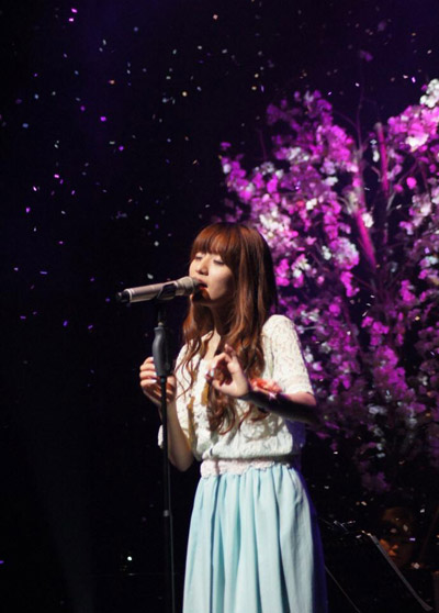  루시아가 지난 6월 29일 열린 단독공연 무대에서 노래하고 있다