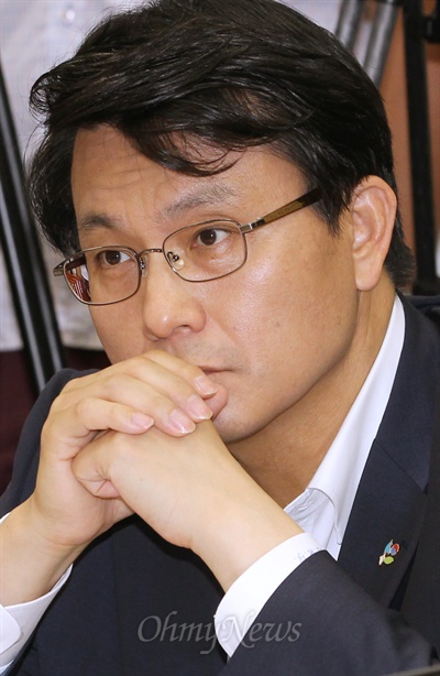 새누리당 윤상현 원내수석부대표가 당 최고위원회의에 참석해 생각에 잠겨 있다.