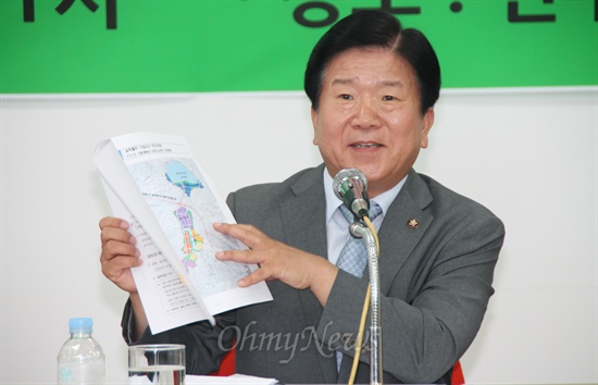 민주당 박병석 국회부의장이 지난 1일 이상목 차관의 '과학벨트 수정안, 대전시가 먼저 제안' 발언을 공개하고 있다.