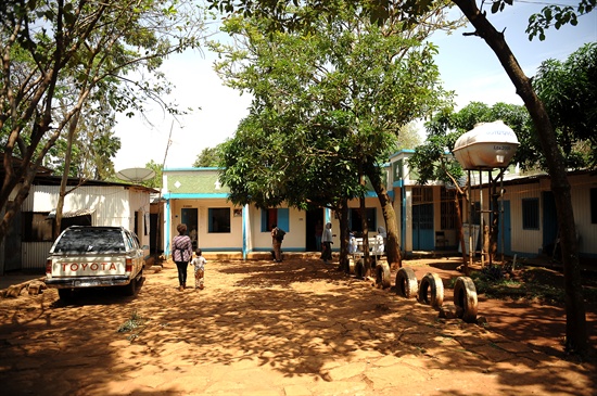 에티오피아의 한 병원. 이곳에서 병원에 들러 치료를 받으려면 큰 경제적 부담을 짊어져야 한다.