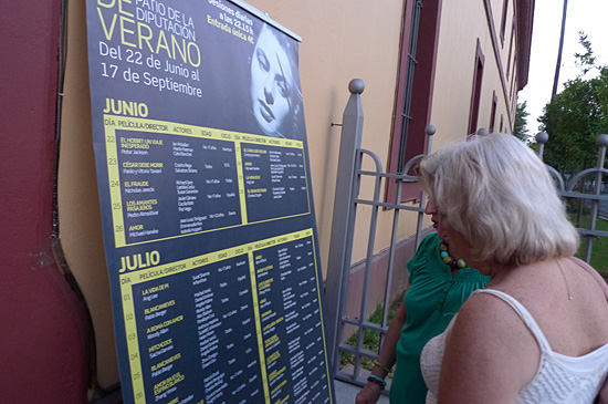 스페인 세비아의 '의회 영화제' 프로그램을 살펴보고 있는 시민들의 모습.  