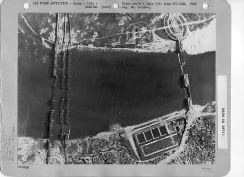 미 전투기에서 내려다본 부서진 한강철교(1951. 1. 왼쪽 열차철교 오른쪽 인도교) 