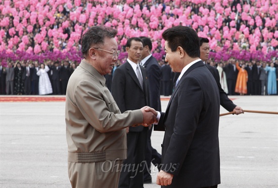 노무현 대통령과 김정일 국방위원장이 2일 평양시 4.25 문화회관 광장에서 열린 공식환영식에서 처음으로 만나 악수를 나누고 있다.