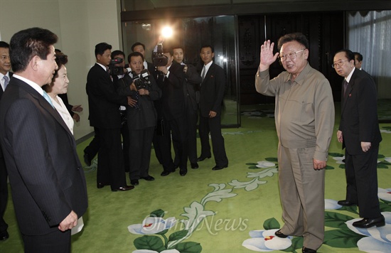 2007 남북정상회담 마지막날인 10월 4일 오후 노무현 대통령 내외가 평양 백화원 초대소에서 환송오찬후 김정일 국방위원장의 작별인사를 받고 있다. 