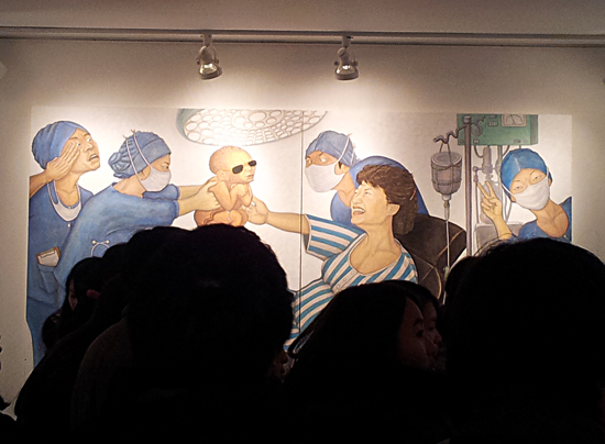 2012년 11월 21일 오후 2시, '유신의 초상' 전시에서 홍성담 작가의 작품을 보기 위해서 많은 인파가 몰렸다.