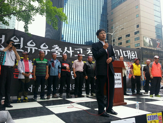 안 지사가 이날 삼성 앞 집회현장에 참석해 연설을 하고 있다.
