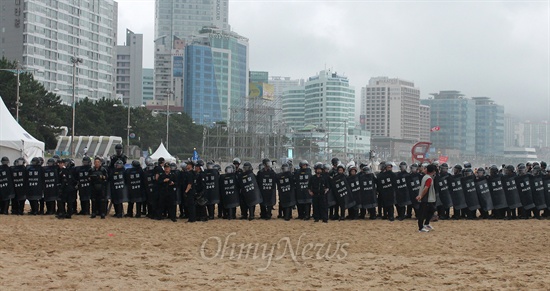  지난 7월 2일 오후 한중FTA에 반대하는 시위대가 기습적으로 해운대 해수욕장 해변을 이용해 회담장 인근까지 진출을 시도하자 경찰이 해변을 방패로 막아서고 있다. 
