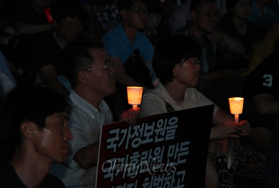 2일밤 대전역 서광장에서 열린 '국정원 불법 대선개입 진상규명 및 민주수호 대전시민 촛불문화제'에 참석한 시민들이 시민발언을 듣고 있다.