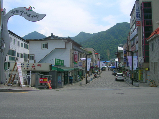  시장으로 들어가는 정선읍내의 모습, 뒤에는 높은 산이 보인다. 