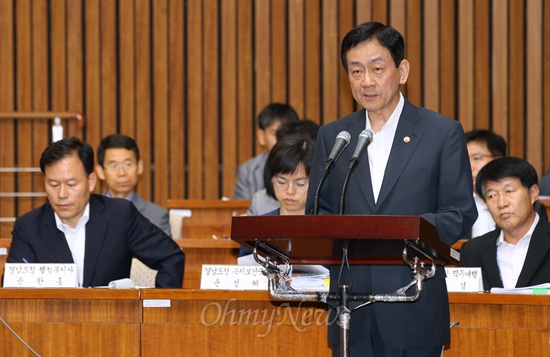  진영 보건복지부 장관이 3일 열린 국회 공공의료 국정조사 특위 첫 전체회의에서 진주의료원 폐업 사태와 공공의료 대책에 대한 기관보고를 하고 있다.