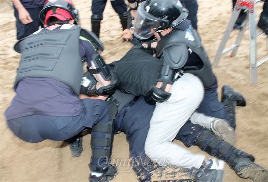  한·중 FTA 6차 협상이 진행되고 있는 3일 오후 부산 해운대 협상장 밖에서는 FTA에 반대하는 집회 참가자들과 이를 막는 경찰 사이에 충돌이 발생했다. 해운대 해수욕장에서 집회참가자와 경찰이 뒤엉켜 넘어져있다. 
