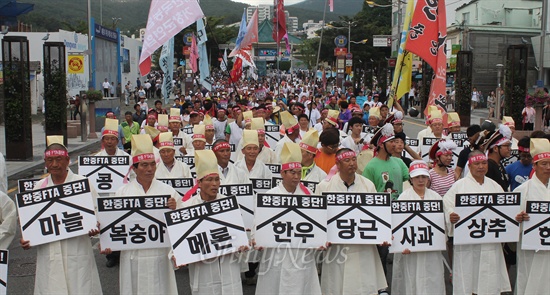  한·중 FTA 6차 협상이 진행되고 있는 3일 오후 부산 해운대 협상장 밖에서는 FTA에 반대하는 집회 참가자들과 이를 막는 경찰 사이에 충돌이 발생했다. 오후 4시 40분 1차 집회를 마친 참가자들이 협상장을 향해 행진하고 있다. 
